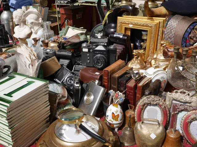 Collection d'objets anciens et de brocante vintage