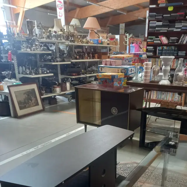 Intérieur d'une boutique d'antiquités avec divers : Tritout Coutances