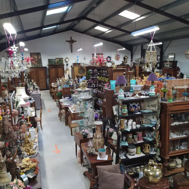Intérieur d'une boutique d'antiquités avec divers meubles et objets anciens : Brocante Corbet