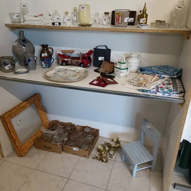Étagères remplies de divers objets décoratifs et utilitaires à A ton box