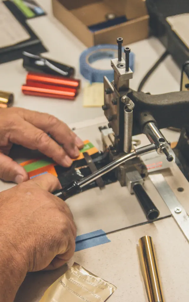 Un artisan manipule une machine de découpe avec précision