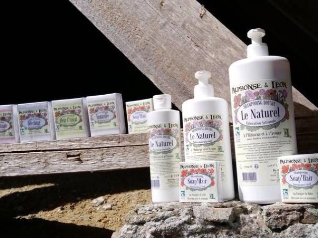 Ensemble de produits de soins Alphonse et Leon sur une étagère en bois