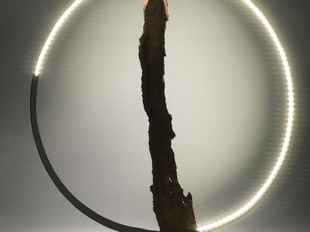 Lampe en bois avec une base carrée et une lumière circulaire lumineuse : mood and wood