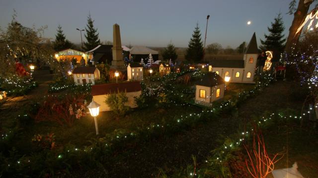 Village miniature de Noël avec des lumières et des bâtiments décoratifs à Guéhébert