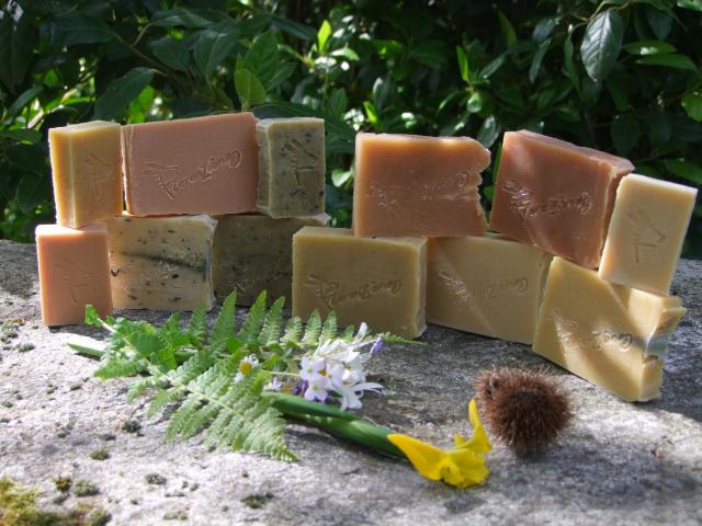 Assortiment de savons artisanaux naturels avec des plantes de Fierenzane