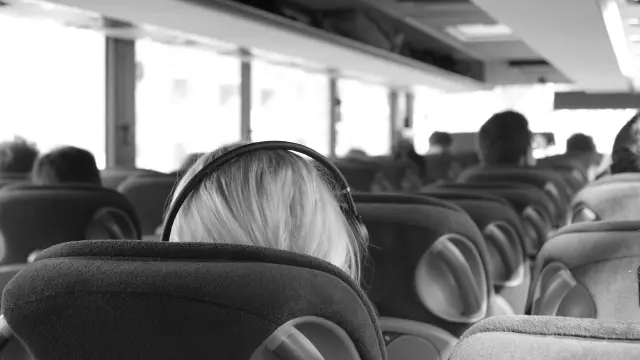 Passagers dans un bus, vue de dos