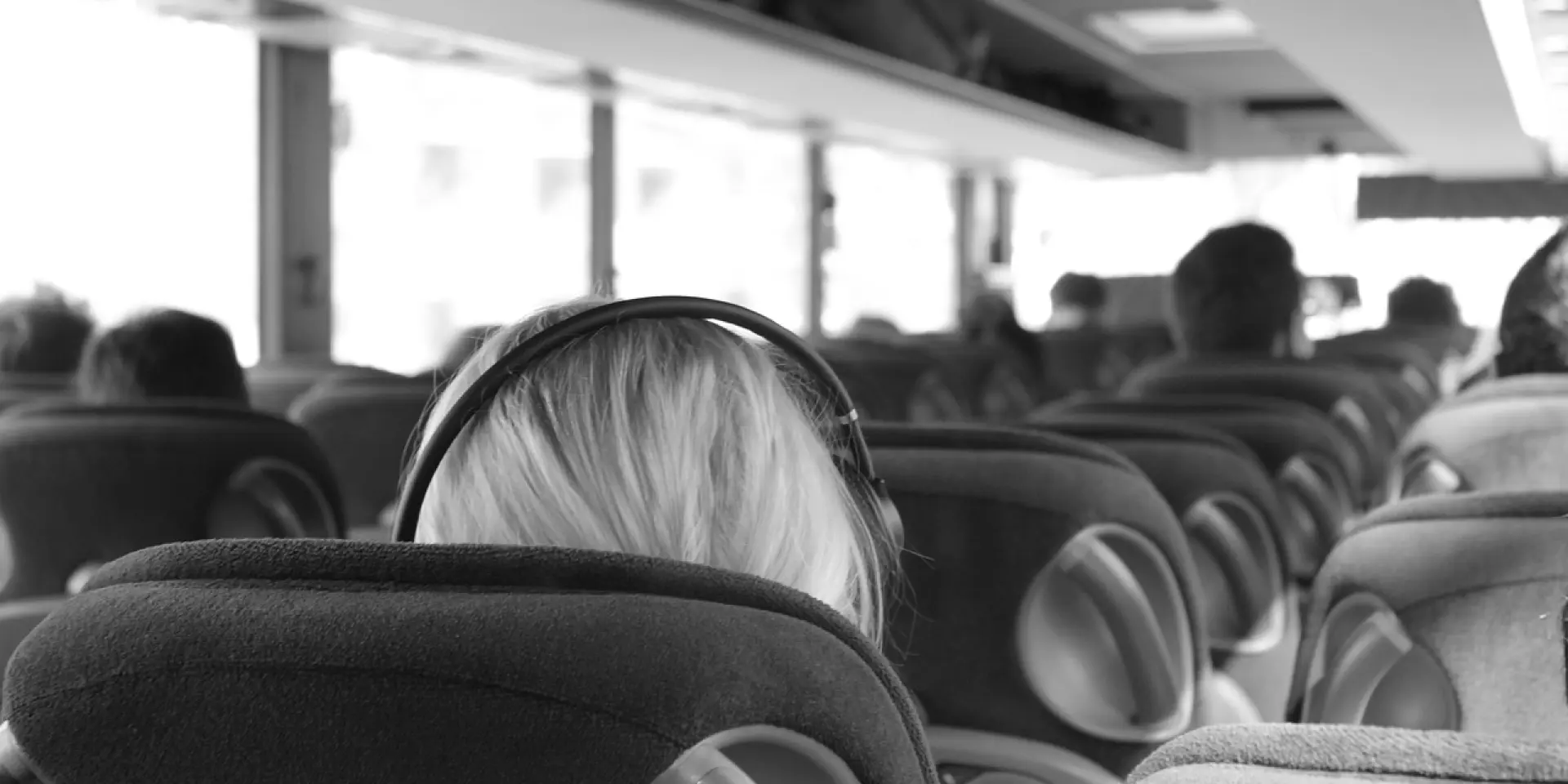 Passagers dans un bus, vue de dos