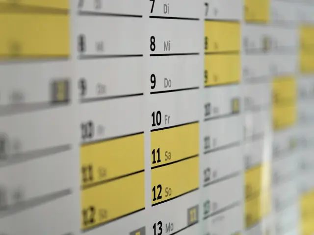 Calendrier mensuel avec des jours marqués en jaune
