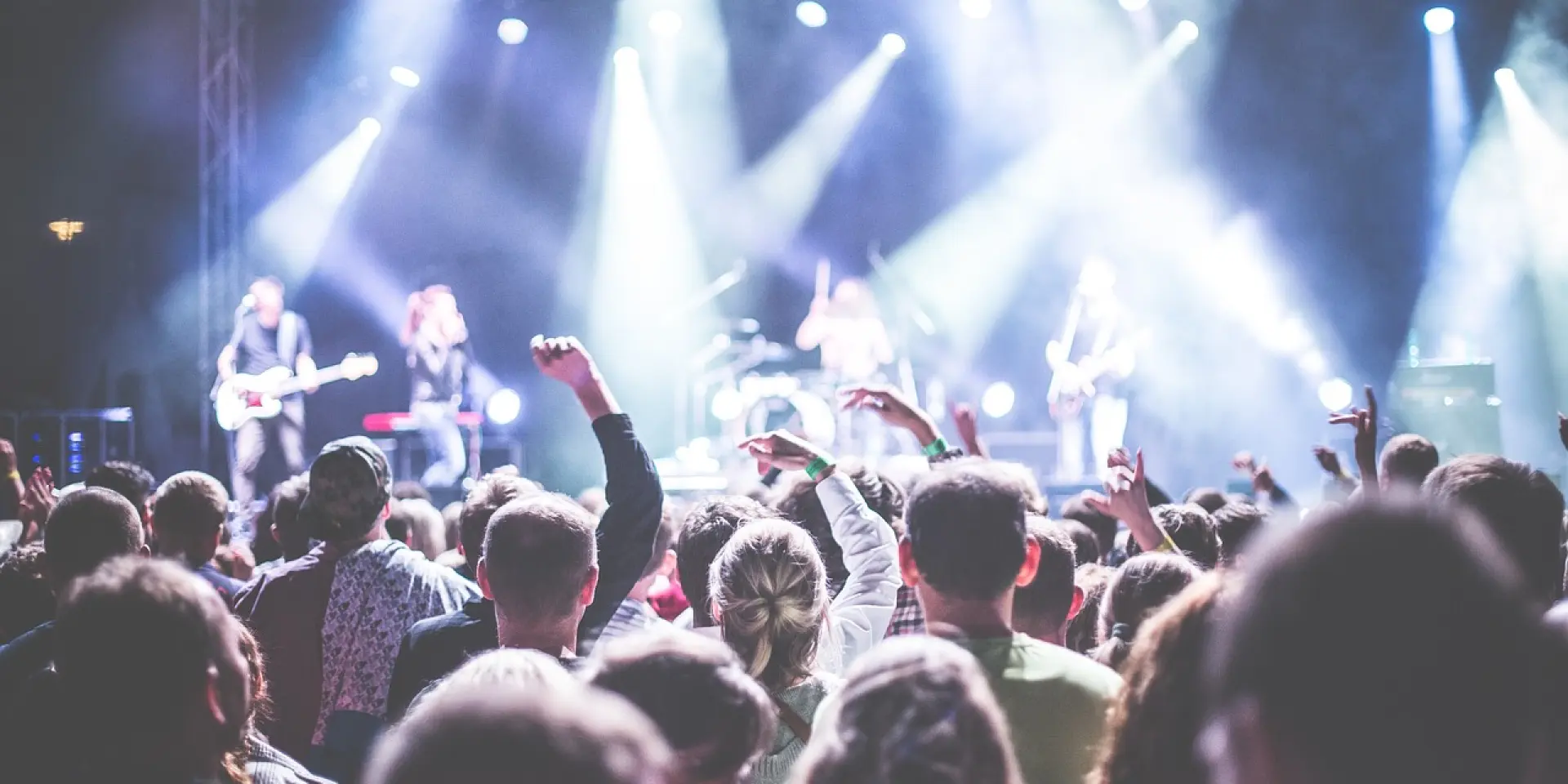Foule enthousiaste lors d'un concert avec des musiciens sur scène