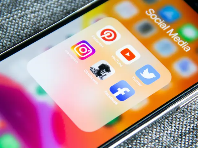 Téléphone affichant les icônes des applications Instagram, Pinterest, YouTube, Twitter et Facebook