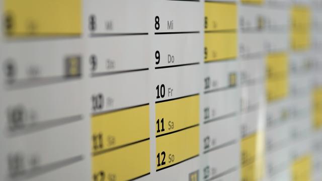 Calendrier mensuel avec des jours marqués en jaune