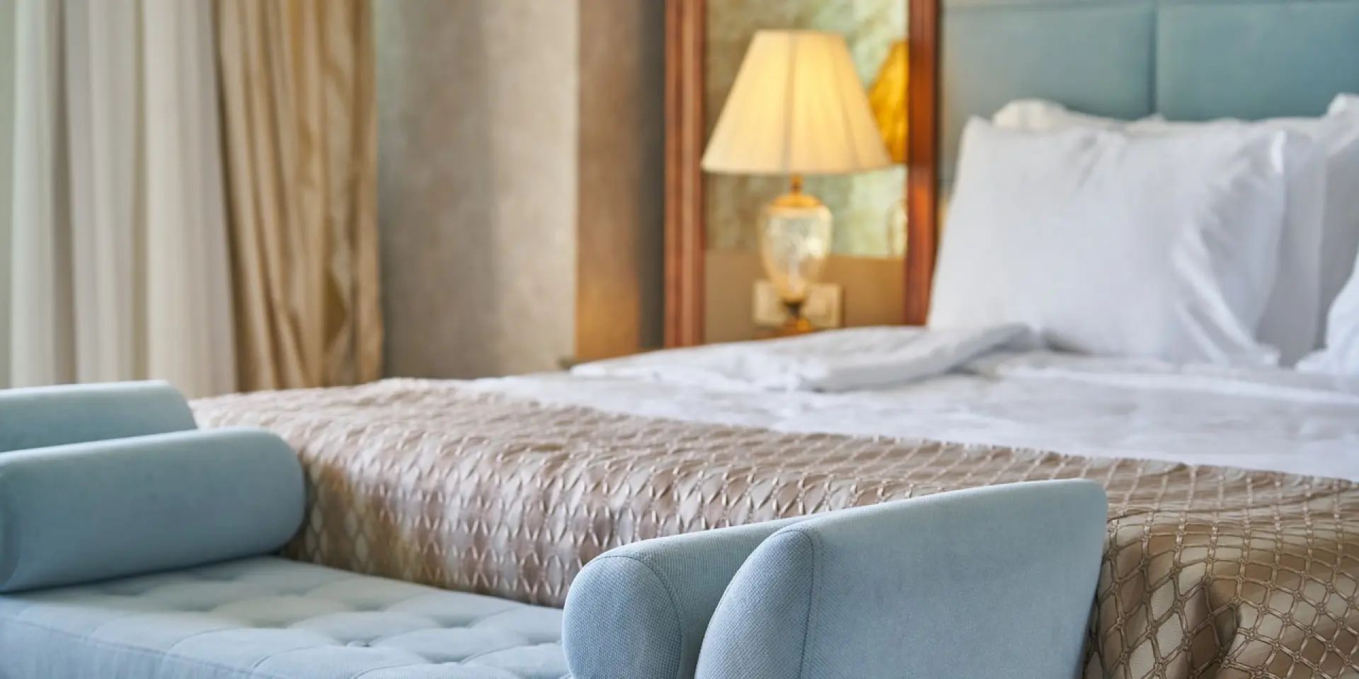 Chambre d'hôtel avec un lit et un canapé bleu