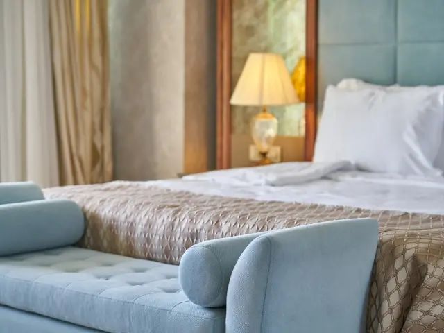 Chambre d'hôtel avec un lit et un canapé bleu