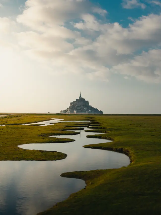 Mont Saint-Michel entouré d'eau et de marais