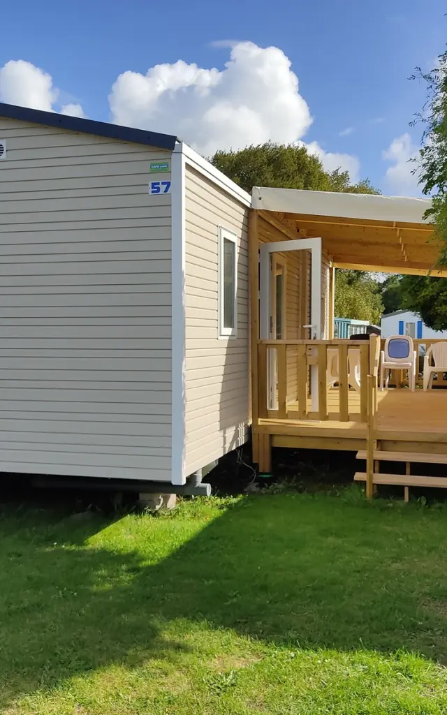 Mobil-home beige avec terrasse en bois et escalier au camping le ronquet de Agon Coutainville