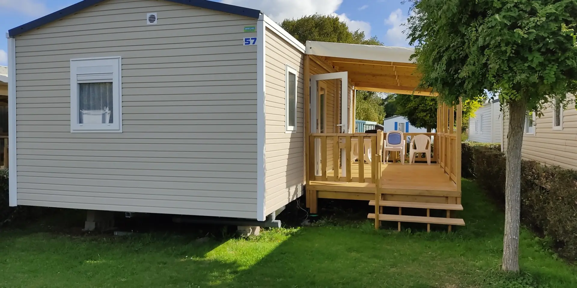 Mobil-home beige avec terrasse en bois et escalier au camping le ronquet de Agon Coutainville