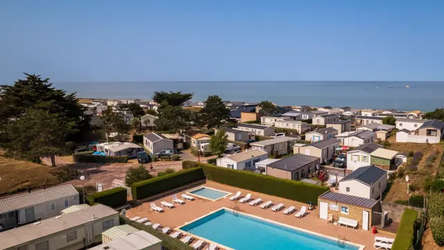 Vue aérienne d'un camping avec piscine près de la mer à Gouville sur Mer - Belle étoile