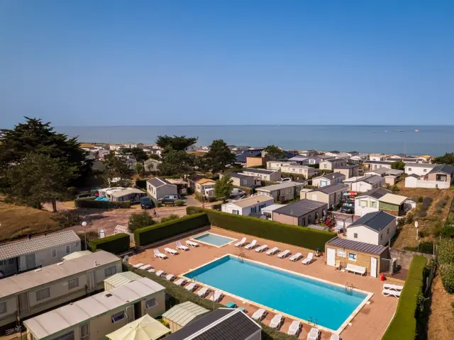 Vue aérienne d'un camping avec piscine près de la mer à Gouville sur Mer - Belle étoile