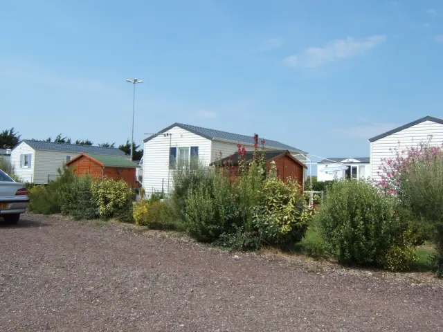 Mobile homes avec des plantes et des fleurs en bordure de route au camping de La Melette