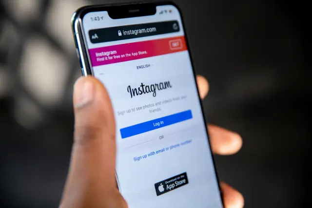 Téléphone affichant la page de connexion à Instagram