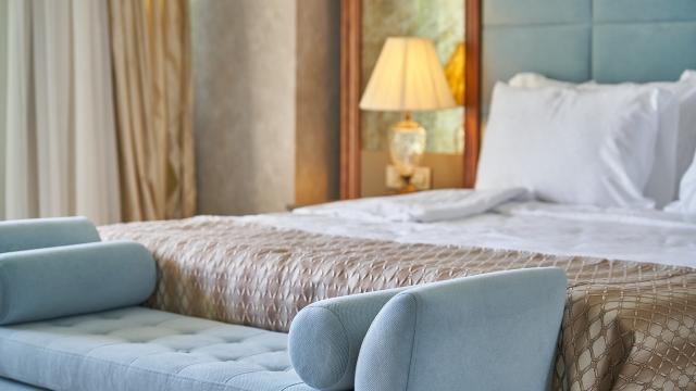 Chambre d'hôtel avec un lit et un canapé bleu
