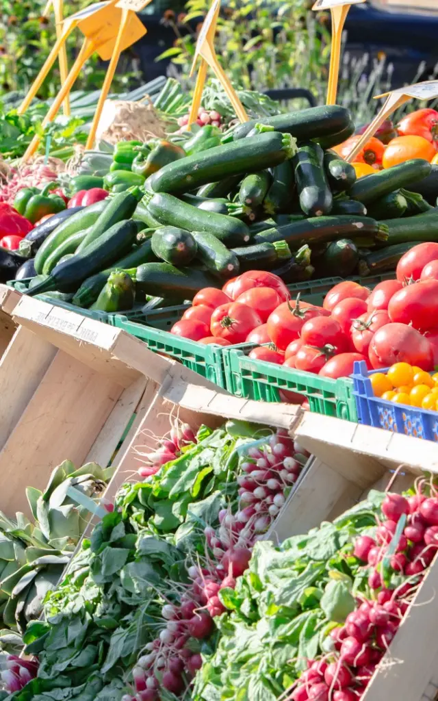Étals de marché remplis de divers légumes frais à Gavray sur Sienne