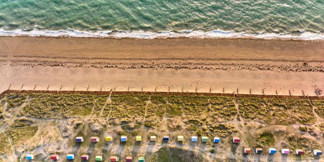 Vue aérienne de la plage de Gouville sur mer et des cabines de plage