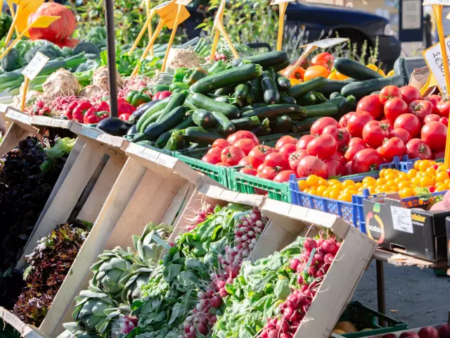 Étals de marché remplis de divers légumes frais à Gavray sur Sienne