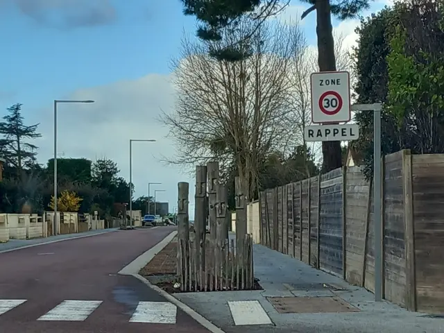 Reminder sign of zone 30 next to a road