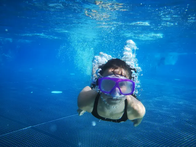 Plongeur avec masque et tuba sous l'eau