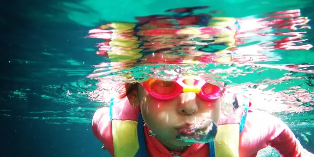 Enfant en snorkeling avec masque et tuba