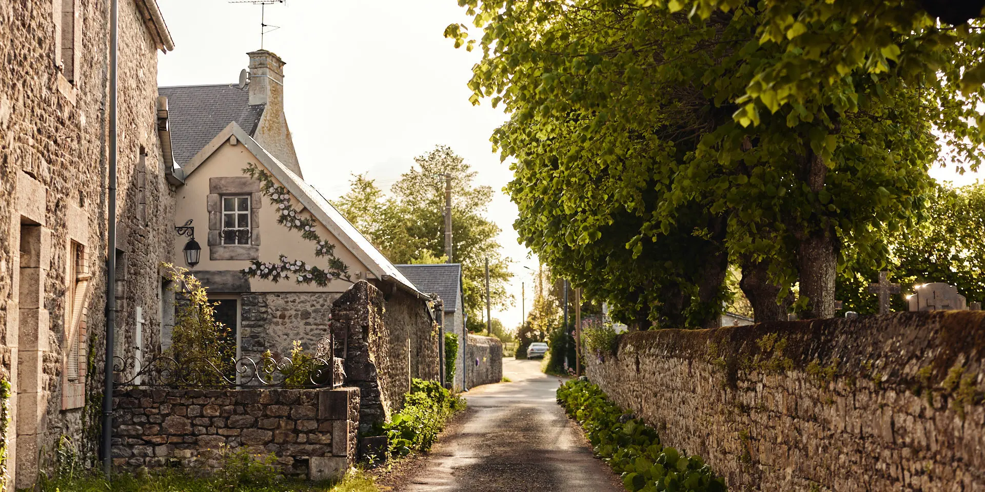 Ruelle de Regnéville sur Mer au printemps