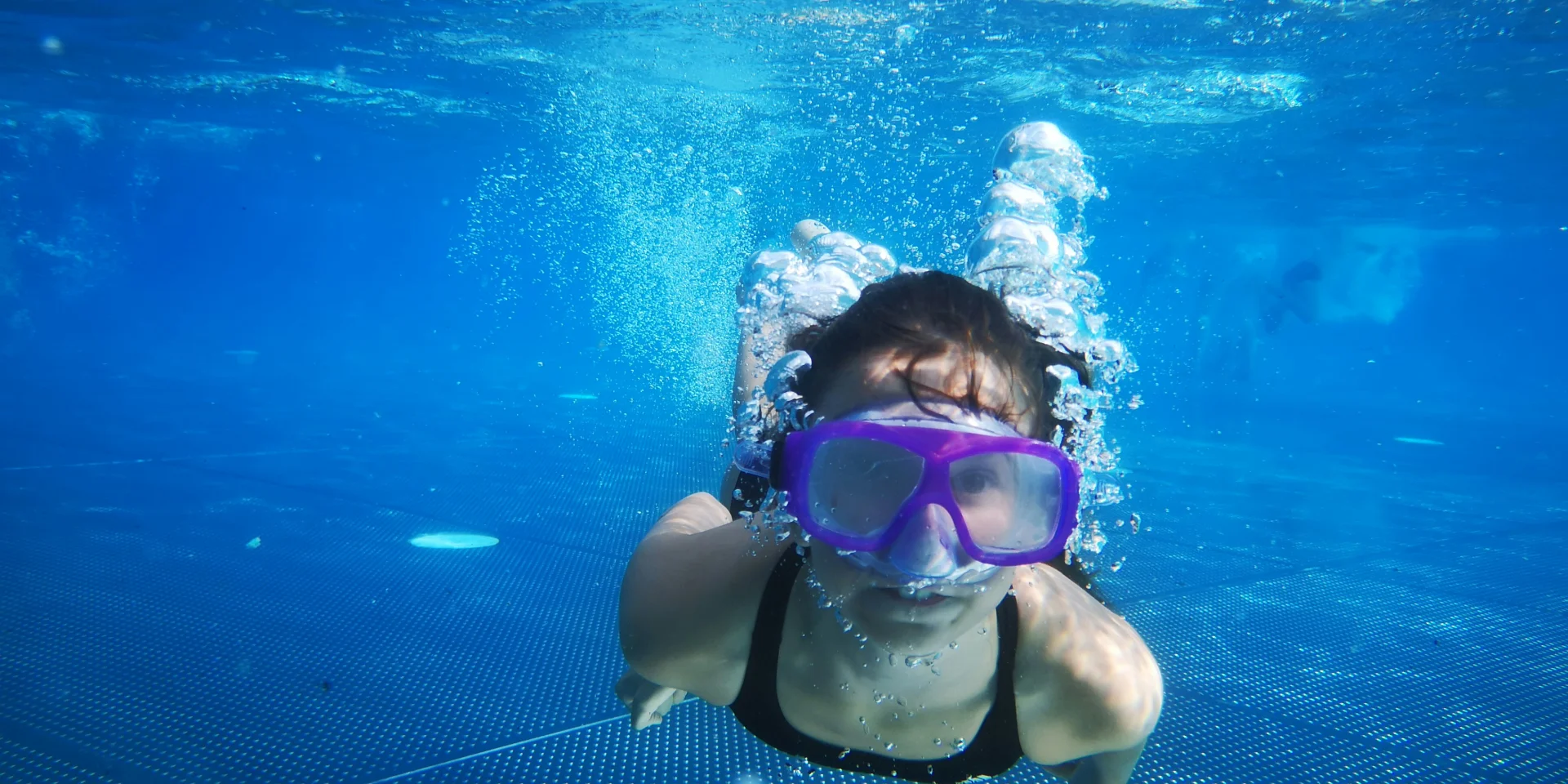 Plongeur avec masque et tuba sous l'eau
