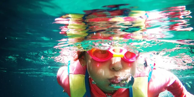 Enfant en snorkeling avec masque et tuba