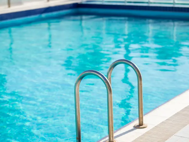 Deux barres métalliques pour l'accès à la piscine