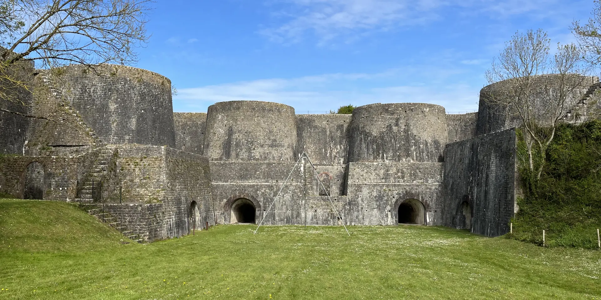 Ruine einer mittelalterlichen Festung mit drei Steintürmen