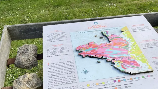 Geologische Karte mit Steinen und Erklärungen
