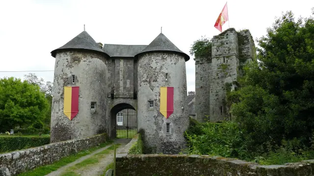 Portail et tours au château de Chanteloup