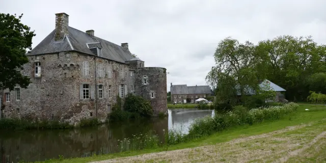 château de Chanteloup entouré d'eau avec des arbres verts en arrière-plan