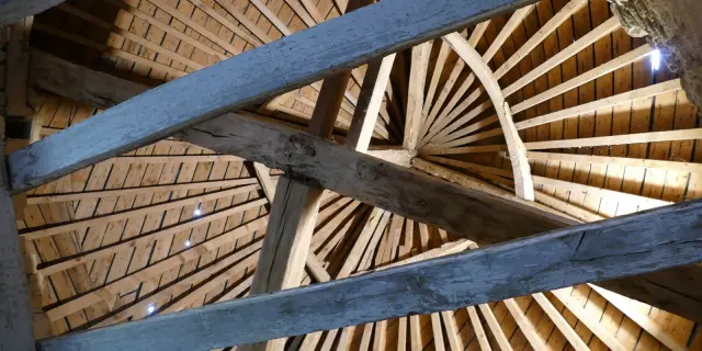Vue rapprochée d'une charpente en bois avec des poutres et des chevrons au château de Chanteloup
