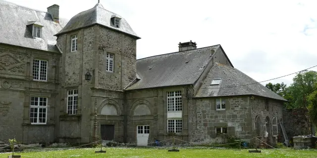 château de Chanteloup avec des fenêtres à meneaux et un toit en ardoise