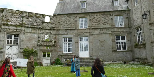 Groupe de personnes visitant le château de Chanteloup