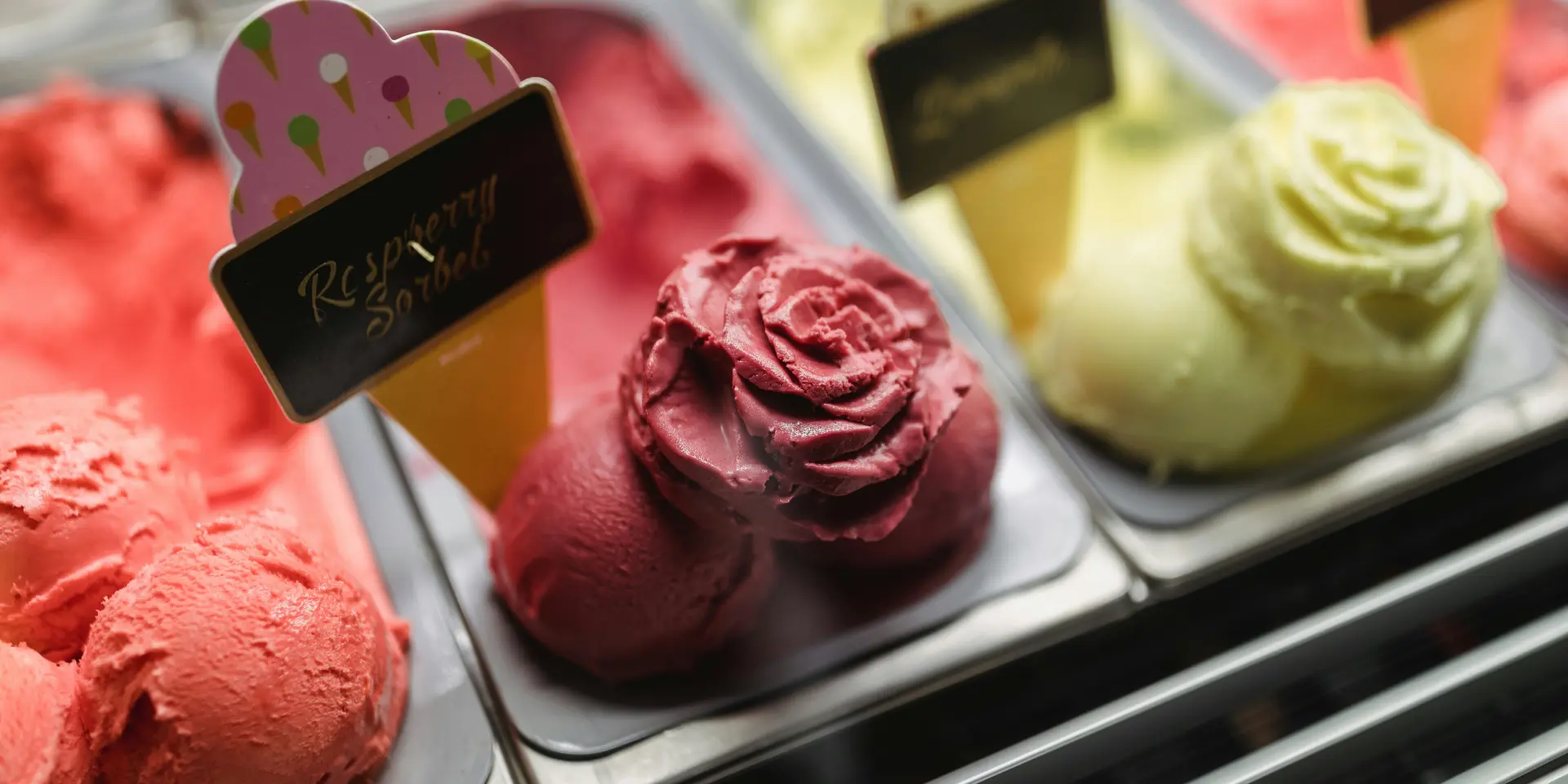 Différentes saveurs de glaces dans un bac réfrigéré
