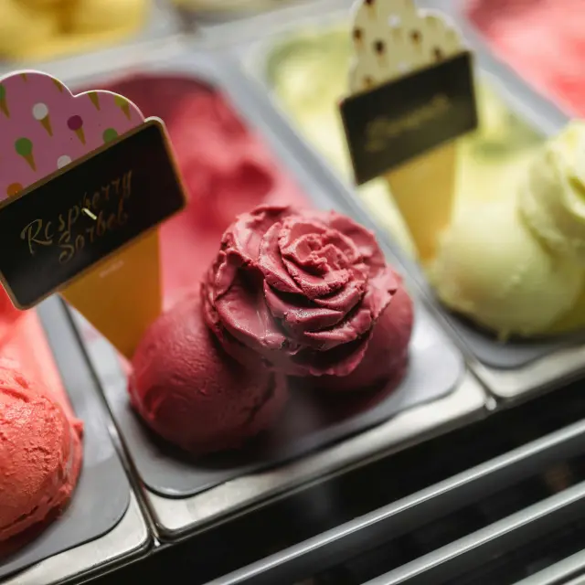 Différentes saveurs de glaces dans un bac réfrigéré
