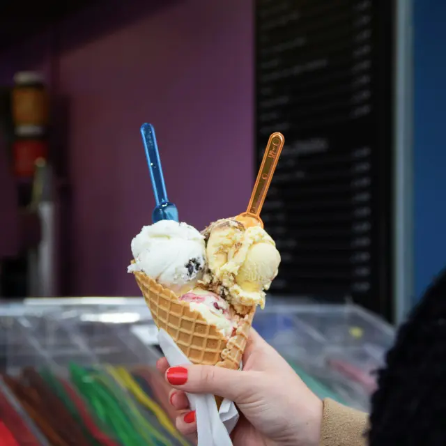 Deux boules de glace dans une corne avec des couleurs contrastées