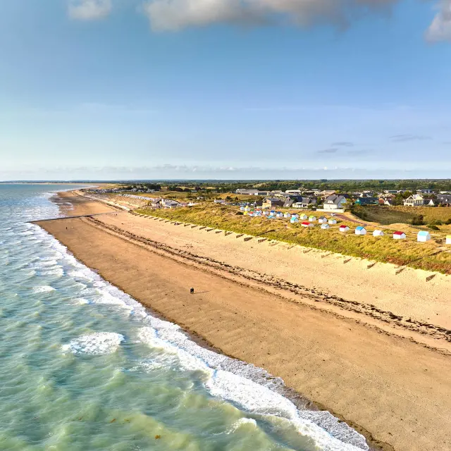 Plage de sable de Gouville-sur-Mer avec les cabines