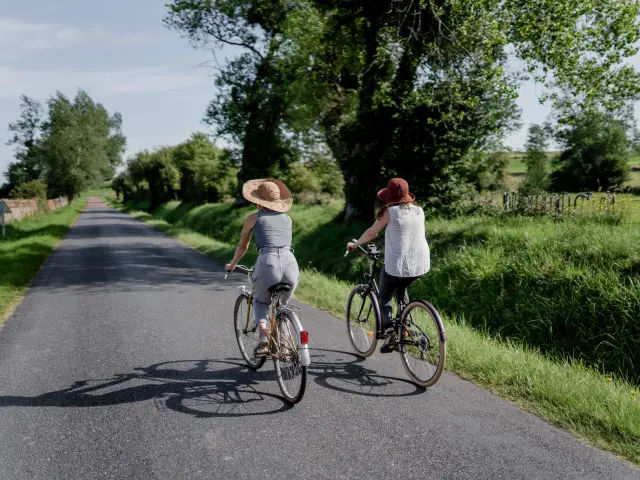 Deux personnes faisant du vélo sur une route de campagne