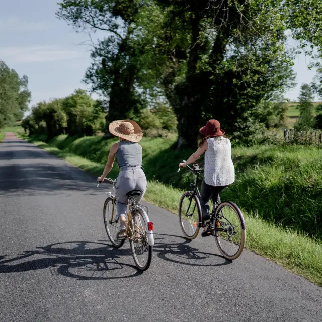 Deux personnes faisant du vélo sur une route de campagne