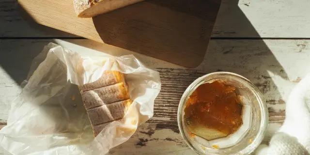 Pain, camembert, miel, confiture