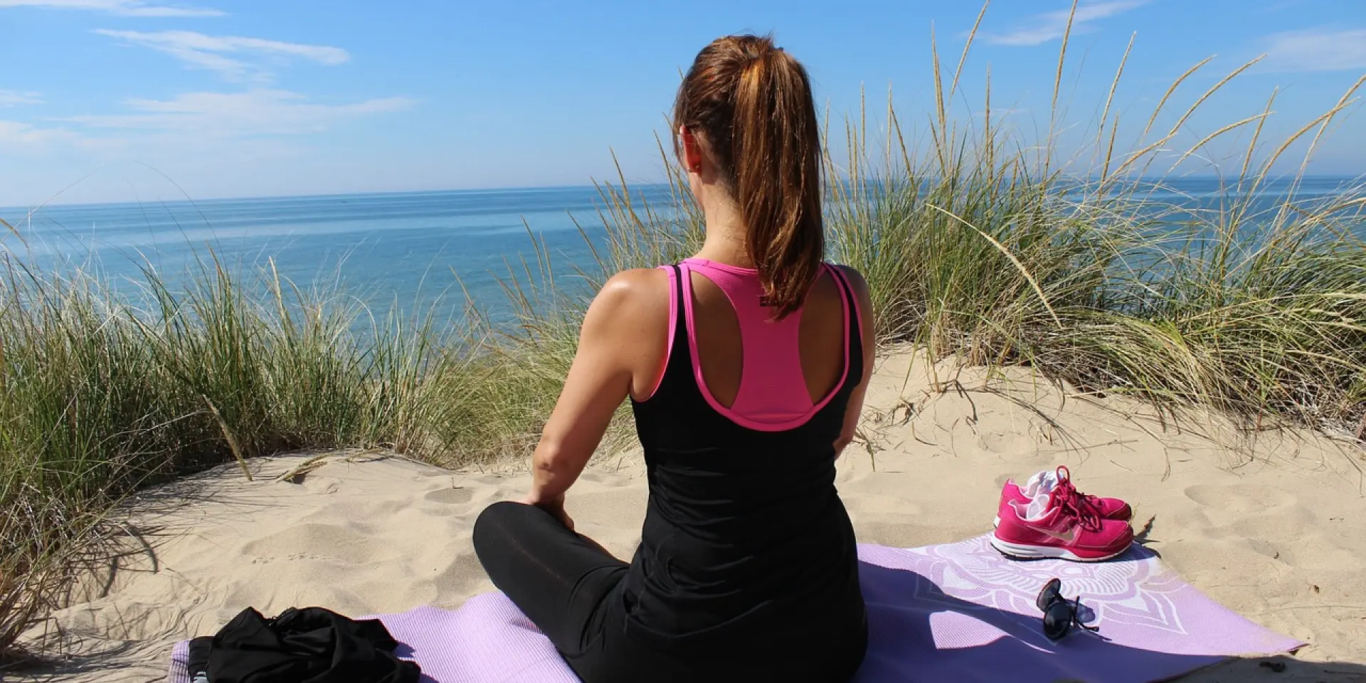Séance de yoga sur la plage